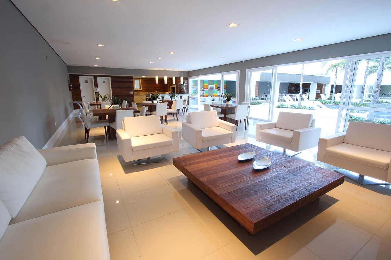 Zalety i wady stołów rozkładanych: co warto wiedzieć przed zakupem?